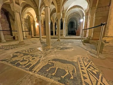 PIACENZA, ITALY - 6 Nisan 2022: San Savino Kilisesi, Piacenza, İtalya 'nın eşsiz Roma Mahzenindeki Mozaikler