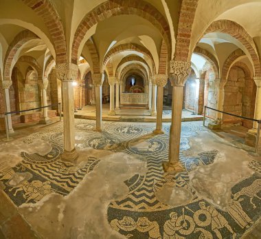 PIACENZA, ITALY - 6 APRIL 2022: San Savino Kilisesi 'nin eşsiz Roma Mahzeni Panoraması ve yerde korunmuş antik Roma mozaikleri, Piacenza, İtalya