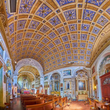 PIACENZA, ITALY - 6 Nisan 2022: San Rocco Kilisesi iç mimarisinin panoramik görünümü, tablolar, freskler, sıva dekorları, heykeller, Piacenza, İtalya