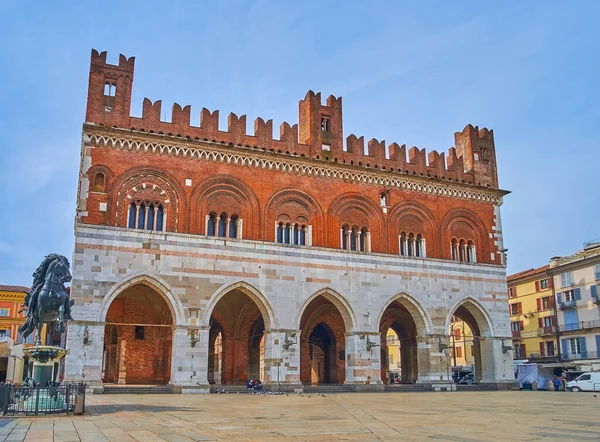 Piazza Cavalli ile Palazzo Comunale ve Alessandro Farnese 'nin binicilik heykeli, Piacenza, İtalya