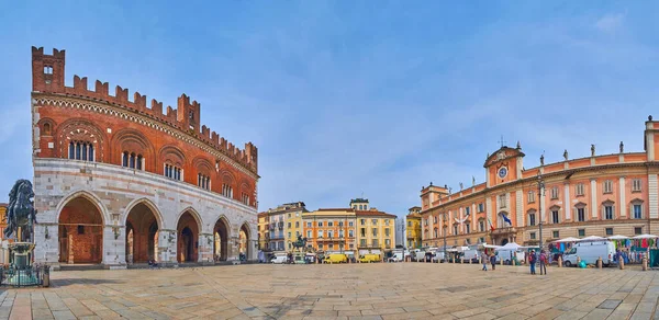 Piazza Cavalli 'nin Panorama' sı Ticaret Odası, tarihi binalar ve her iki tarafında Piacenza, İtalya 'da binicilik heykelleri bulunan Palazzo Comunale (Belediye Binası) ile birlikte.