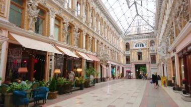ODESA, UKRAINE - 17 Haziran 2021: Odessa Geçidi 'nin kalıpları, heykelleri, sıva süslemeleri, restoranları, barları ve mağazaları ile birlikte 17 Haziran' da Odesa 'da bulunan etkileyici iç galerisi