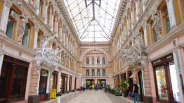 ODESA, UKRAINE - 17 Haziran 2021: Odesa Passage heykelleri, sıva dekorasyonları ve restoranlar, mağazalar, kafeler ve zemin katlardaki barların süslü iç galerilerini 17 Haziran 'da keşfedin