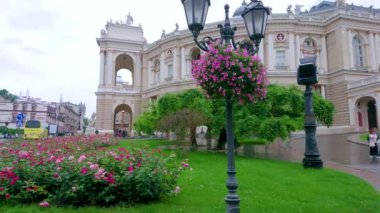 ODESA, UKRAINE - 19 Haziran 2021: Odesa 'da Opera ve Bale Tiyatrosu' nun parlak gül çiçekli panoraması ve çeşmesi 19 Haziran 'da Odesa' da