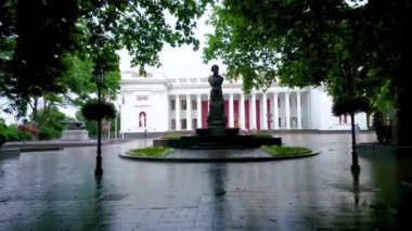 ODESA, UKRAINE - 17 Haziran 2021: Primorskiy Bulvarı 'ndan Alexander Puşkin Anıtı ve Odessa Belediye Binası manzarası, 17 Haziran' da Odesa