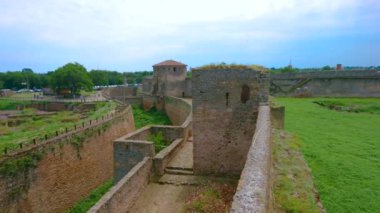 Surlarından Akkerman Kalesi 'nin panoraması, hendek, taş duvarlar ve geçit alanı ve korunmuş binaları olan Bilhorod-Dnistrovskyi, Ukrayna ile dış kısımları gözlemliyor.