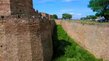 Dış duvarların panoramik manzarası, kuleler ve tarihi Akkerman Kalesi 'nin derin hendeği, Bilhorod-Dnistrovskyi, Ukrayna