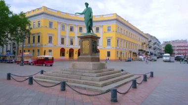 Primorskiy Bulvarı 'nın Panorama' sında Duc de Richelieu 'nun bronz anıtı arka planda tarihi binalar, Odesa, Ukrayna