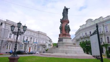 ODESA, UKRAINE - 19 Haziran 2021: Ekaterinskaya Meydanı (Catherine Meydanı) Odessa Kurucuları anıtı ve görkemli tarihi konakları ile birlikte 19 Haziran 'da Odesa' da keşfedin.