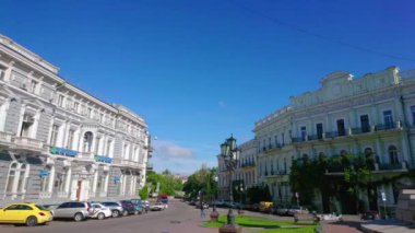 ODESA, UKRAINE - 18 Haziran 2021: Ekaterinskaya Meydanı Panoraması (Catherine Meydanı) Odessa Kurucuları için çarpıcı bir anıt ve etrafında renkli tarihi konaklar ile 18 Haziran 'da Odesa' da