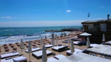 Ahşap güneşlikler ve beyaz güneş gözlükleriyle donatılmış manzaralı plaj panoraması, Karadeniz, Odesa, Ukrayna