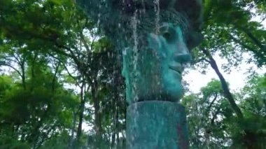 ODESA, UKRAINE - 18 Haziran 2021: 18 Haziran 'da Odesa' da, Primorskiy Bulvarı 'ndaki Yunan Parkı' nda, erkek ve kadın yüzlü bronz çeşmenin dönüş manzarası, başlangıcın başlangıcı olarak adlandırıldı.