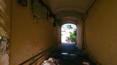 Evlerin altındaki geçitleri, küçük bahçeleri, üzümleri, çiçek açan gülleri ve park etmiş arabaları, Ekaterinskaya Caddesi, Odesa, Ukrayna