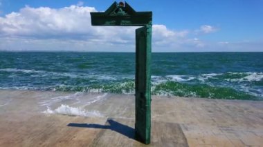 ODESA, UKRAINE - 18 Haziran 2021: Mikhail Reva 'nın güneş kapısı bronz heykeli, 18 Haziran' da Odesa 'da Langeron Sahili' nde yer almaktadır.