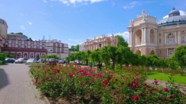 Tiyatro Meydanı 'ndaki bahçenin panorama' sı, arka planda Opera ve Bale Tiyatrosu, Odesa, Ukrayna 'da çiçek açan gül fidanlarıyla dolu.