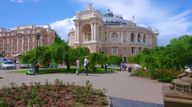 Tiyatro Meydanı 'ndaki (Teatralna Ploshcha) manzaralı yeşil parktan Opera ve Bale Tiyatrosu ve ön plandaki küçük modeli Odesa, Ukrayna