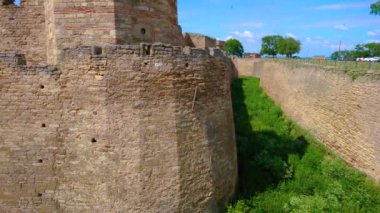 Hendeğin, surların ve tarihi Akkerman Kalesi 'nin dikey manzarası, Bilhorod-Dnistrovskyi, Ukrayna