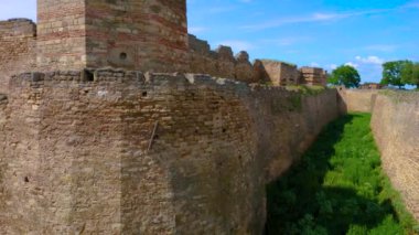 Dış duvarların panoramik manzarası, kuleler ve tarihi Akkerman Kalesi 'nin derin hendeği, Bilhorod-Dnistrovskyi, Ukrayna