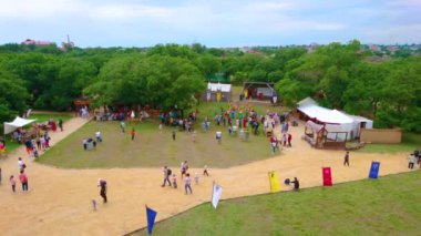 BILHOROD, UKRAINE - 19 Haziran 2021: Akkerman Kalesi 'ndeki ortaçağ festivali, 19 Haziran' da Bilhorod 'da düzenlenen fuar, ortaçağ dans ustası, şövalye turnuvası veya müzeleri ziyaret edebilen ziyaretçilere farklı etkinlikler sunuyor.