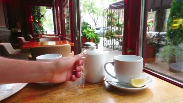 Teegießen Von Der Weißen Keramik Teekanne Den Weißen Tassen Auf — Stockvideo