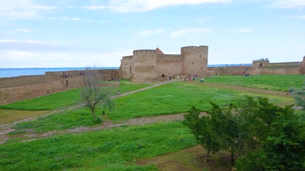 Preservada Citadela Pedra Medieval Fortaleza Akkerman Campos Desfile Verdes Frente — Vídeo de Stock