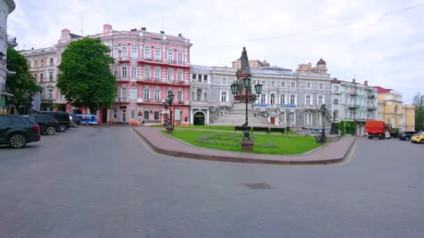 Odesa Ukraine 2021年6月19日 オデッサの創設者とその背後にある歴史的建造物に記念碑を有するエカテリーニンスカヤ広場 キャサリン広場 を6月19日にオデッサで歩く — ストック動画
