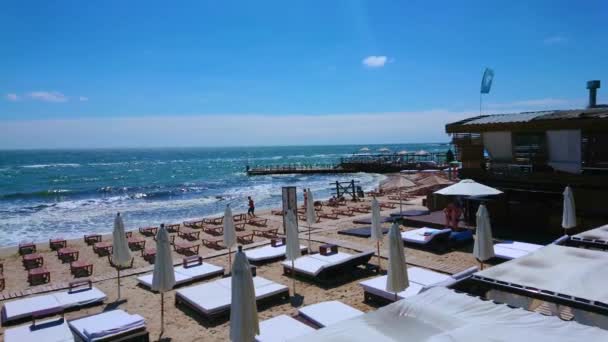 Panorama Scenic Beach Equiped Wooden Sunbeds White Sunshades Black Sea — Stock Video