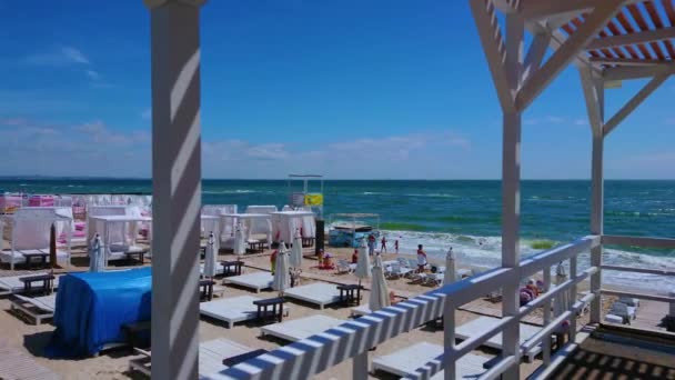 木造テラス オデサ ウクライナから黒海の海岸とオトラダビーチをお楽しみください — ストック動画