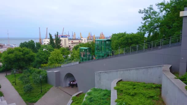 Hytterna Odesa Funicular Ridning Upp Och Ner För Backen Och — Stockvideo