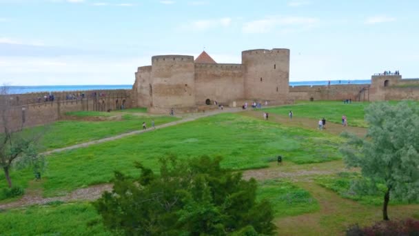 乌克兰Bilhorod Dnistrovskyi Akkerman要塞保存的中世纪石头城堡及其前面的绿色阅兵场 从城墙顶上看 — 图库视频影像