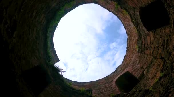Vista Rotazione Del Cielo Nuvoloso Dalla Torre Rovina Della Cittadella — Video Stock