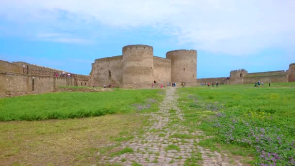 Paseo Por Patio Hasta Ciudadela Piedra Medieval Fortaleza Akkerman Bilhorod — Vídeos de Stock