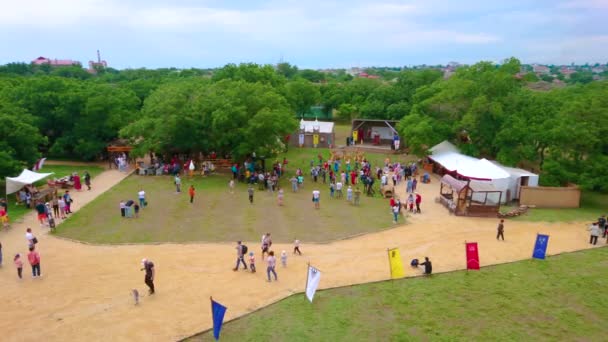 2021年6月19日 アクカーマン要塞の中世の祭りは 6月19日にビルホロドで開催されるフェア 中世のダンスマスタークラス 騎士トーナメント 博物館訪問を楽しむことができる訪問者のためのさまざまな活動を提供しています — ストック動画