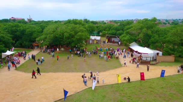 ビリホード ウクライナ 6月19 2021 フェア ショーや要塞の中庭で他の多くの活動を持つAkkerman要塞の中世の民俗祭 6月19日にビルホードで — ストック動画