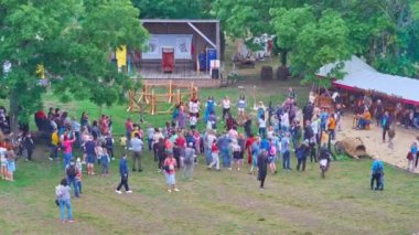 BILHOROD, UKRAINE - 19 Haziran 2021: Akkerman Kalesi 'nde düzenlenen ortaçağ festivali, insanlar 19 Haziran' da Bilhorod 'da fotress' in sarayında dans ediyorlar.