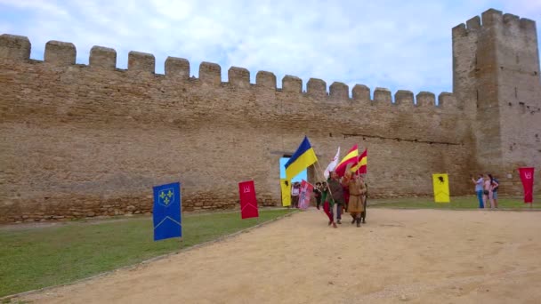 Bilhorod Ucraina Giugno 2021 Parata Dei Cavalieri Medievali Nella Fortezza — Video Stock