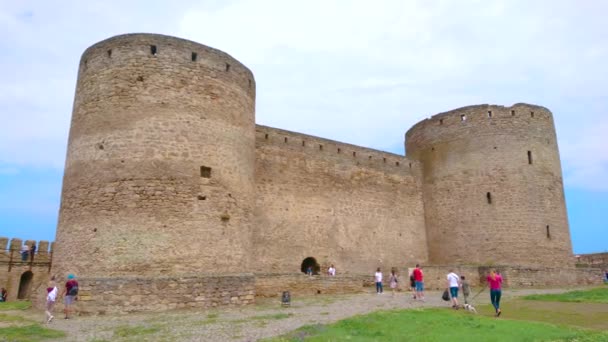 2021年6月19日 保存された塔と巨大な石の壁を持つAkkerman要塞のシタデルの前を歩くと 6月19日にBilhorodで — ストック動画