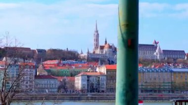 Buda bölgesinin tarihi simgeleri - Balıkçı Kalesi, Matthias Kilisesi, Szilagyi Dezso Meydanı Reform Kilisesi, renkli konutlar ve Tuna Nehri Macaristan 'ın Budapeşte kentindeki bir tramvay bağından
