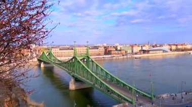Tuna Nehri üzerindeki Tarihi Özgürlük Köprüsü 'nün arka planında Pest konutları, Budapeşte, Macaristan