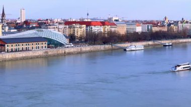 Macaristan 'ın Budapeşte bölgesindeki Tuna Nehri' nin karşı kıyısında yer alan manzaralı modern Balna Merkezi.