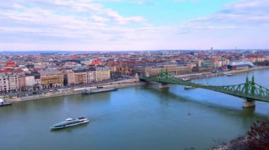 Tarihi haşere konutları, Tuna, Özgürlük ve Elisabeth Köprüleri ve Budapeşte, Macaristan nehri üzerindeki gemi panoraması