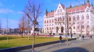 Lajos Kossuth Meydanı 'nda Gyula Andrassy' nin binicilik anıtı ve Macaristan 'ın Budapeşte kentindeki tramvayın penceresinden Parlamento' nun zarif Gotik binası bulunuyor.