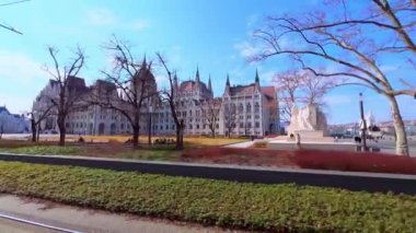 Macaristan 'ın başkenti Budapeşte' deki Lajos Kossuth Meydanı 'nda park halindeki Parlamento binası ve Kossuth Anıtı' nın penceresinden manzara