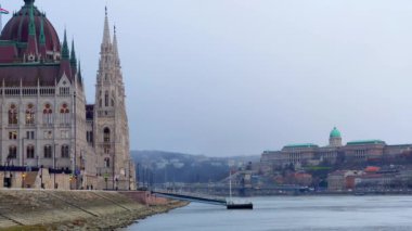 Karlı bir günde Tuna Nehri, Gotik Macar Parlamentosu ve tarihi Buda Şatosu, Budapeşte, Macaristan