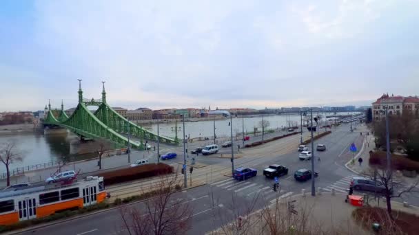 ゲラートヒルは ハンガリー ブダペスト ブダペスト ハンガリーのバックグラウンドでセントゲラート広場 ダヌーブ川のエンバンク リバティ橋 高速朝の交通とペストハウスの景色を開きます — ストック動画