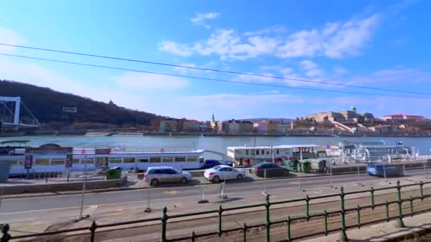 Tramvajová Jízda Břehu Řeky Dunaje Pešti Výhledem Gellert Hill Budínský — Stock video