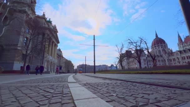 Corsa Del Tram Giallo Vintage Piazza Lajos Kossuth Contro Parlamento — Video Stock