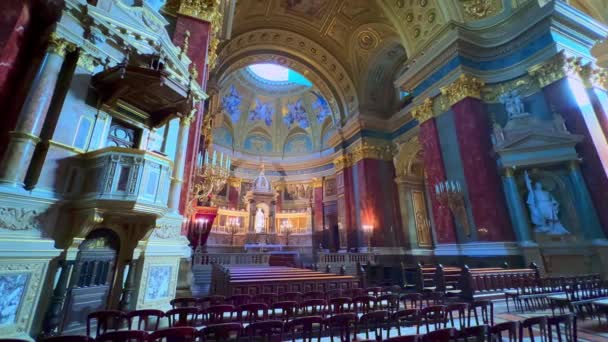 역사적인 세인트 스테판 대성당의 파노라마 인테리어 새겨진 풍부한 프레스코와 부다페스트 — 비디오