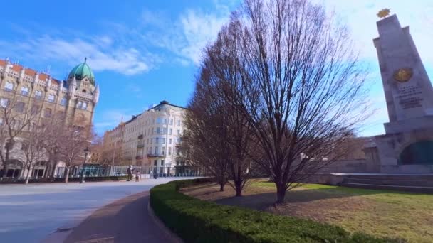 Panorama Placu Wolności Zabytkową Architekturą Łóżkami Ogrodowymi Sowieckimi Żołnierzami Obeliskiem — Wideo stockowe