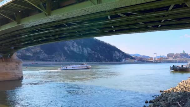Donau Gellertberg Elisabethbrücke Und Budaer Burg Unter Der Freiheitsbrücke Budapest — Stockvideo